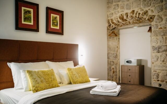 Central W Apartment and Rooms by DuHomes