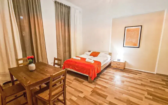Classic 2BR Viennese Apt Near Downtown