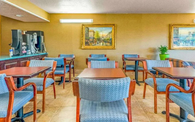 Econo Lodge Inn & Suites