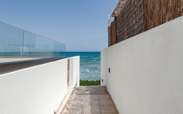 Pebble Luxury Suite by the Sea