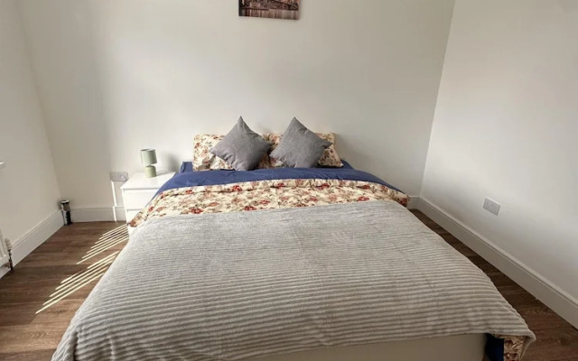 6-bed 3-bath Home - Sleeps 14 & Free Parking