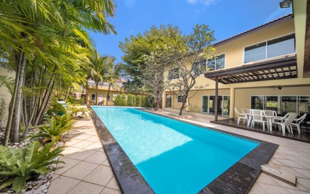 Walking Street Pool Villa by All Villas