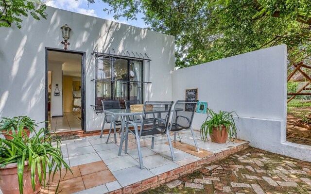 The Cottage-1 Bed-pool-bbq-fibre-solar-samrand