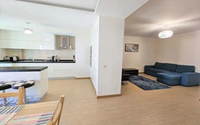 Rocha Prime Center Garage Flat