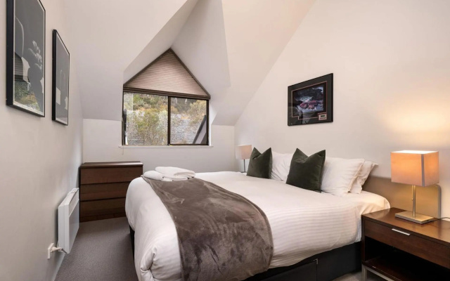 Lantern 1 Bedroom Ladder Loft with car space and Spectacular View – Guest Rooms – Thredbo