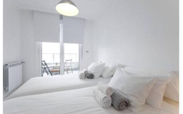 White Cozy Flat in Donostia