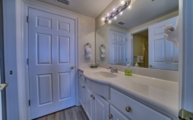 Marvelous Condo with Beachside Pool and Free Poolside WiFi - Unit 0902 by RedAwning