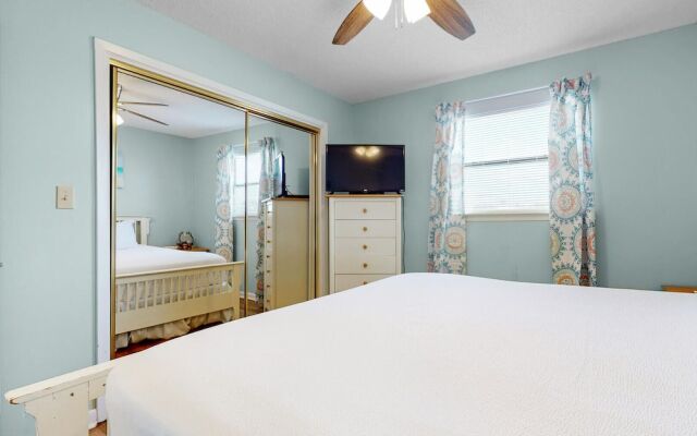 Beach View 3br/2ba W/pools Sleeps 8