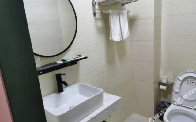 Qingcheng Jushang Yite Hotel (Peace Park Subway Station)