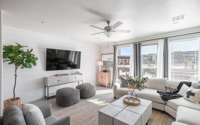 Poolside Escape At The Ledges