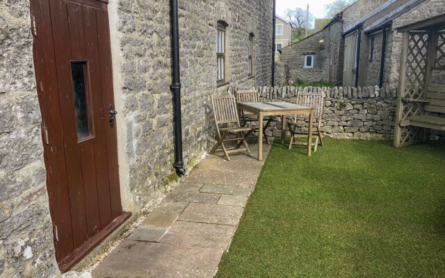 2 Primitive Mews