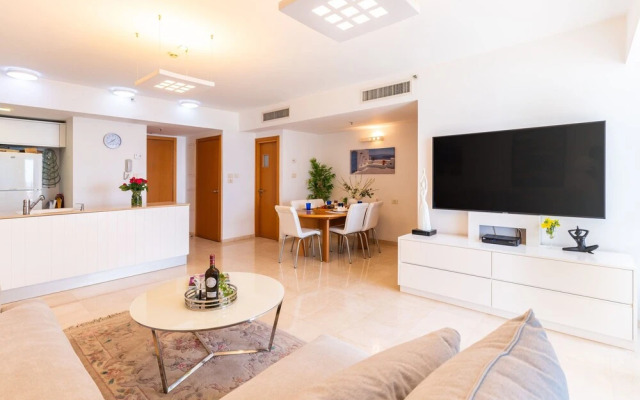 DeluxeApartment with Views of the Marina
