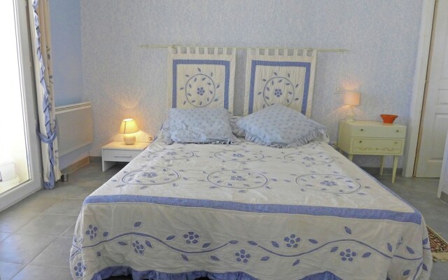 Beautiful House With Private Pool and Large Garden