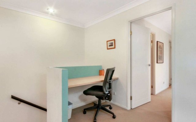 Spacious Inner South Townhouse Apartment Near to the CBD