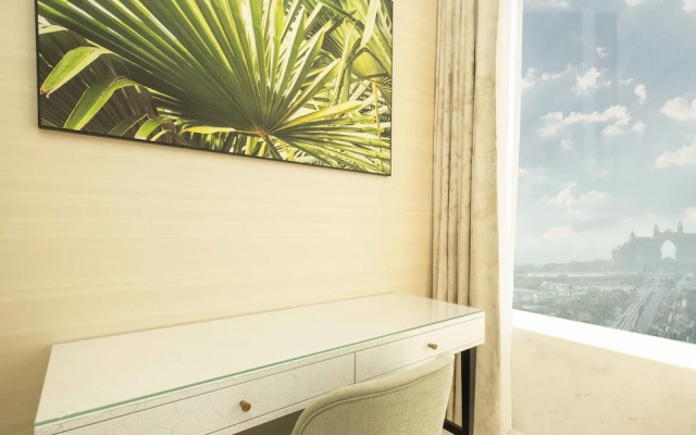 LUX Iconic Views at Palm Tower Suite 4