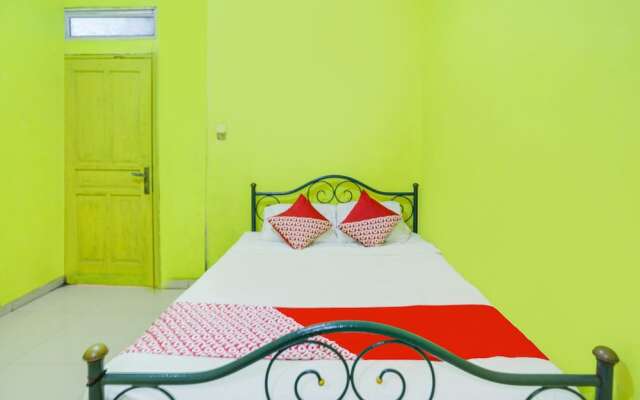 SPOT ON 91879 Emes Jaya HomestayNearSamsung Electronic Indonesia PT