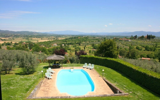 Wonderful private villa with WIFI, private pool, TV, pets allowed and parking, close to Arezzo