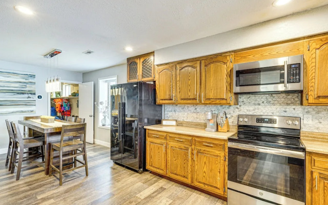 Waterfront Yard, Dock + Game Room: Linn Creek Home