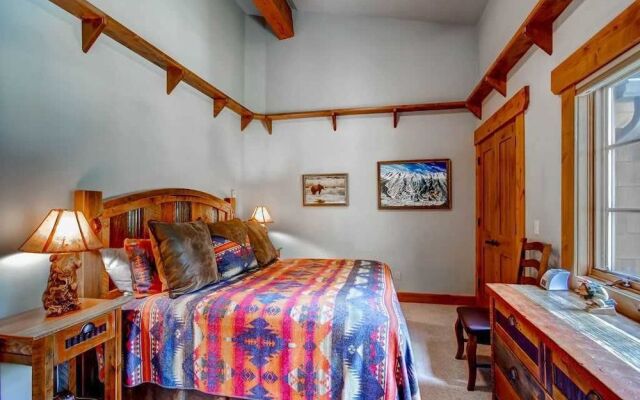 Hatari Lodge 5 Bedroom Home by RedAwning