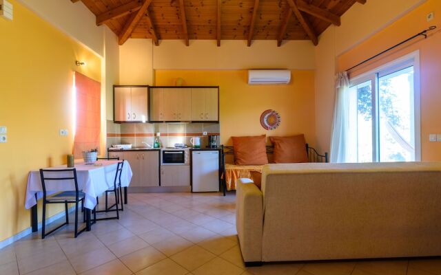 Kyparissia Garden Retreat - Premium Family Suite