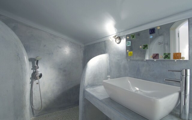 Luxury Villa By The Beach by VillaRentalsgr