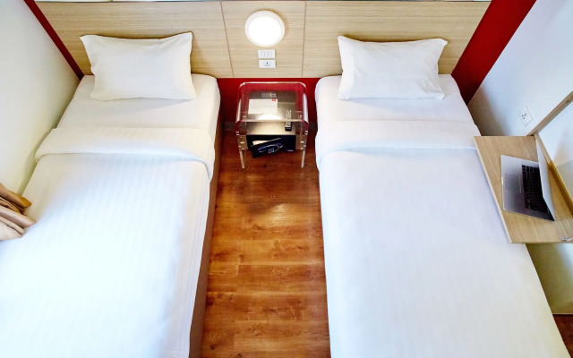 Red Planet Makati Amorsolo