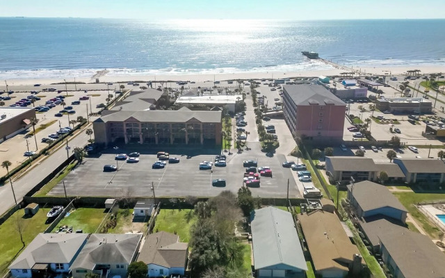Walk to Beach: Galveston Getaway w/ Deck!