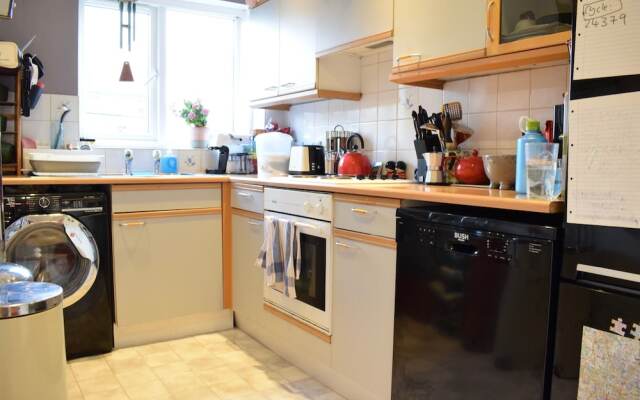 Cosy 2 Bedroom Flat Overlooking Canal in Hackney