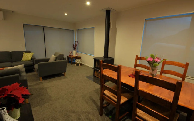 Cozy House - Great outdoor area. NETFLIX