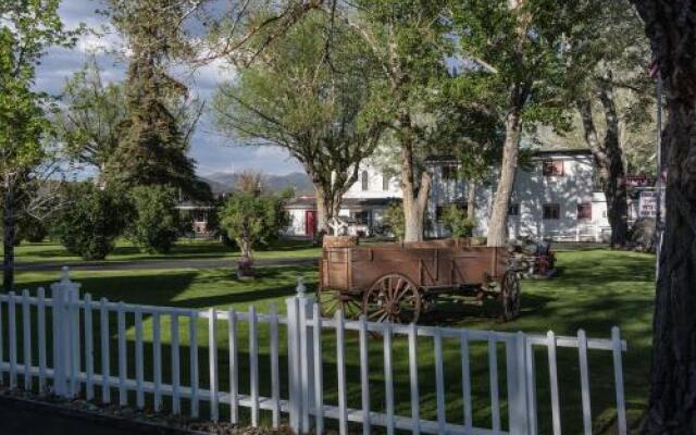 Silver Maple Inn and The Cain House Country Suites