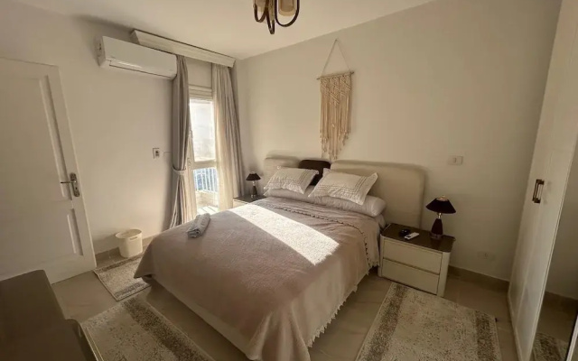 Cozy Retreat in Madinty & Work-Station