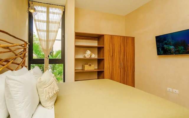 Luminous Private Pool Condo & Communal Rooftop Pool Lounge