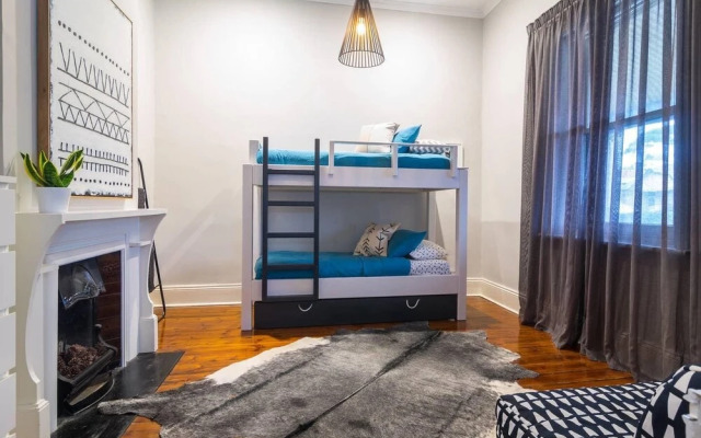 Blackbird at Arlo's - The heart of Glenelg - Wifi