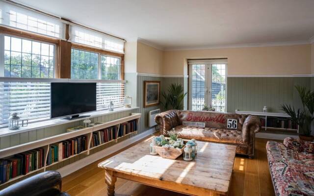 Garden House / 5-bed Home on Osea Island, Essex