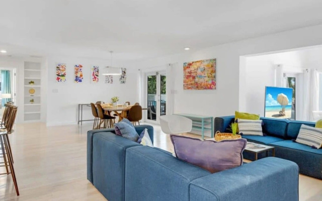 Luxe Lakefront Mansion Waterfront, Pompano Beach