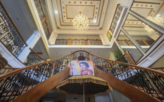 Empress Palace Hotel