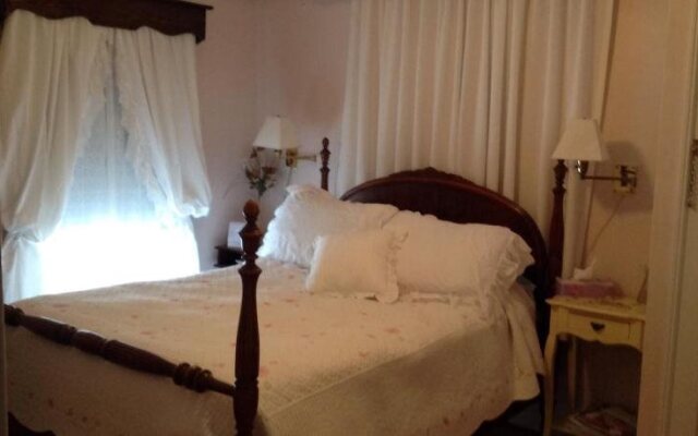 Maple Tourist Home Bed & Breakfast