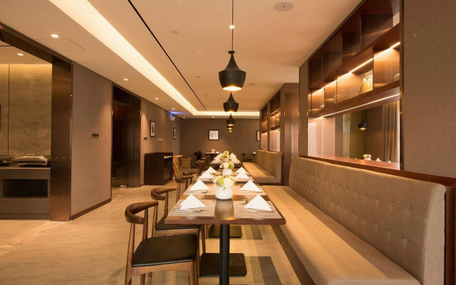 Yitel Hotel (Shanghai Lujiazui Financial District Fangdian Road Subway Station Branch)
