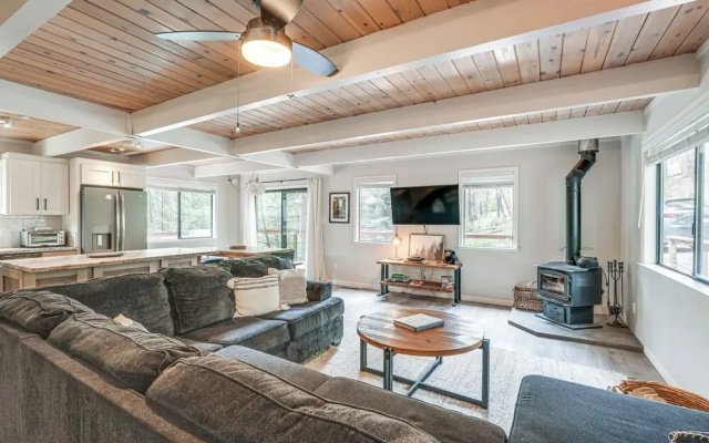Family Cabin in Blue Lake Springs, Near Town!