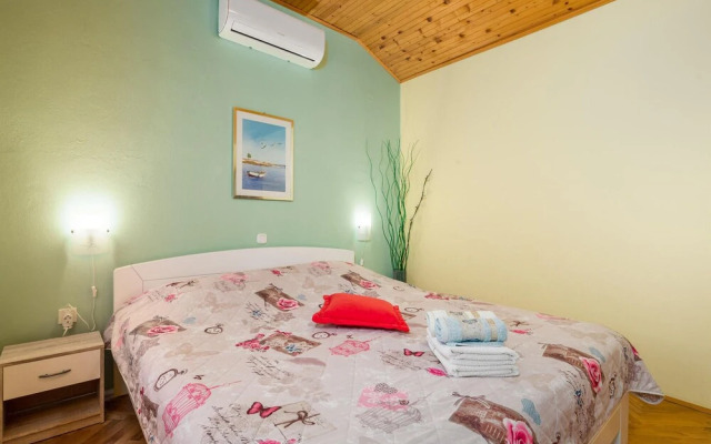 Stunning Apartment in Brsec With 1 Bedrooms and Wifi