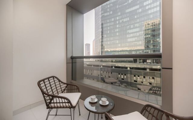 Elegant Studio w/work space and views DAMAC