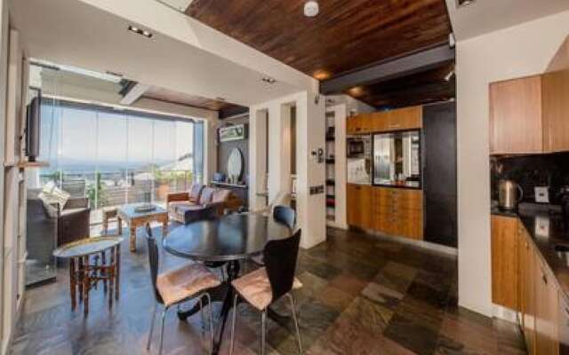 Beautiful Apartment w Deck Stunning Views Rhine Stone