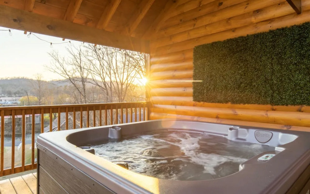 Parkway Paradise w Private Hot Tub
