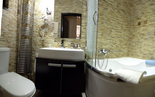 Ostra Menalon Luxury Suites