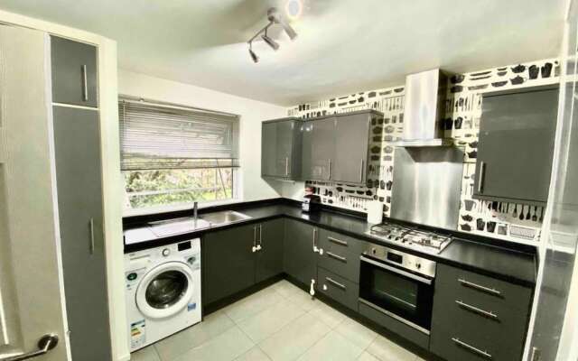 Nice 3-Bed Apartment Close to Heathrow