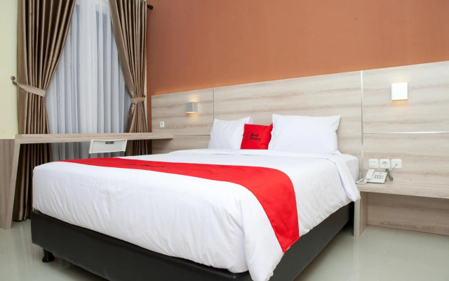 RedDoorz Plus near Pasundan University – Guest Rooms – Bandung
