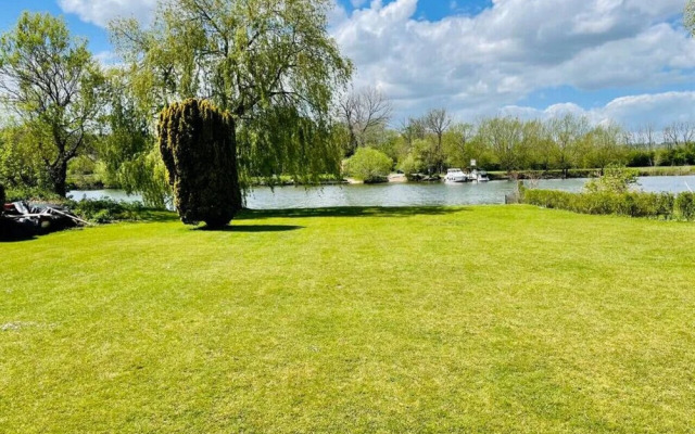 Waterfront Retreat in Hambleden