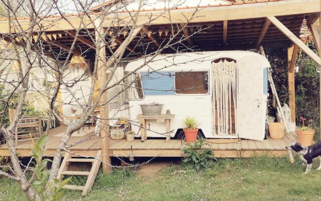 GÎTE AZKENDANTZA 2a6 PERS AVEC CARAVANE INSOLITE