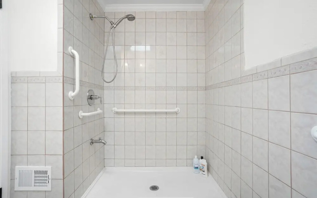 Spacious 5BR Retreat 8 Beds Beach & Golf