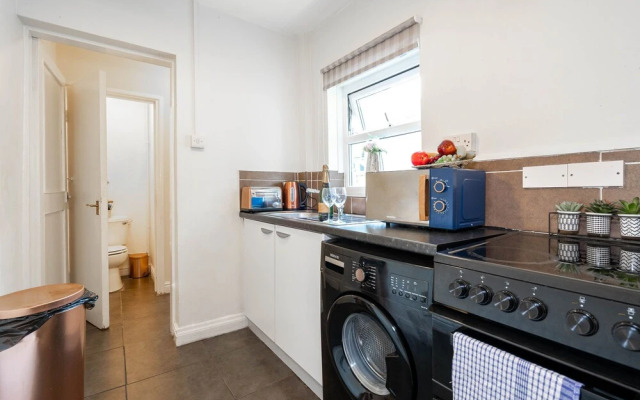Birmingham Townhouse With Garden and Parking